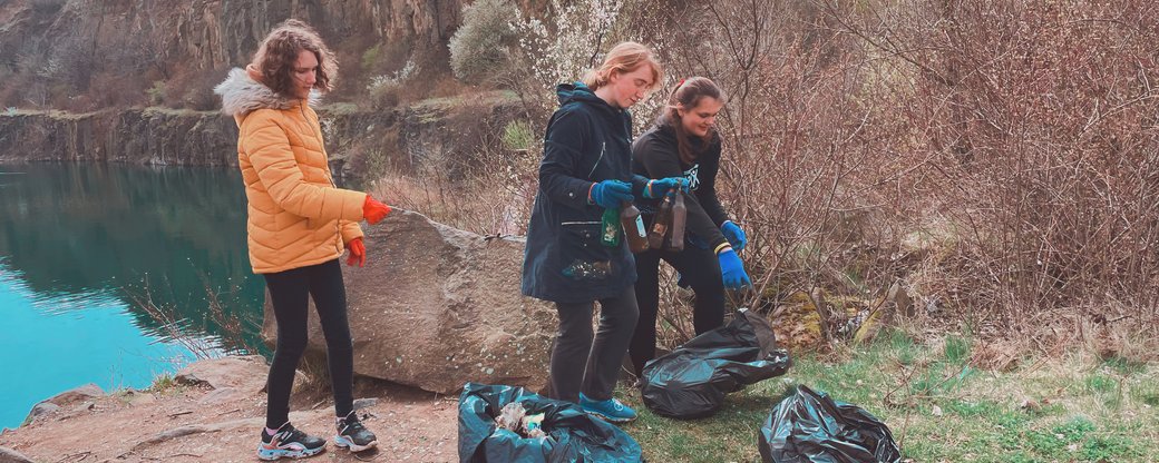 Волонтери прибрали територію біля ужгородського кар'єру від сміття (ФОТО, ВІДЕО)