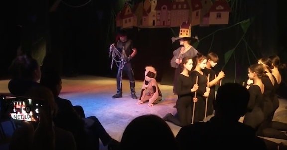 На Малій сцені Закарпатського муздрамтеатру "допрем'єрно" показали виставу "Пес, який зірвався з ланцюга" (ВІДЕО)
