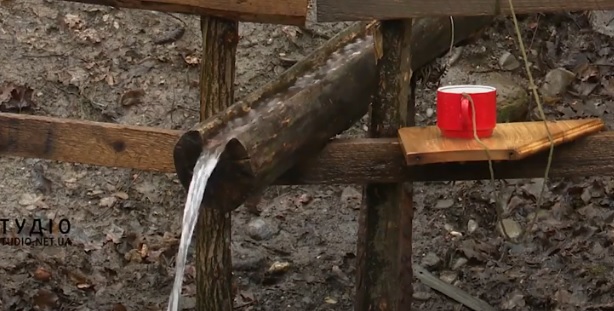 У Грушові на Тячівщині люди власним коштом відновили територію біля місцевого джерела, звідки беруть воду (ВІДЕО)