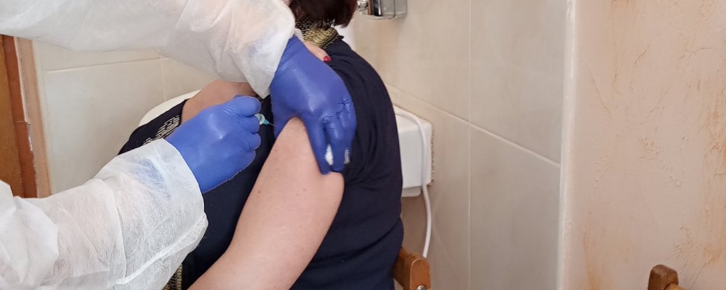 Вперше у школі в Ужгороді вакцинували працівників закладу (ФОТО, ВІДЕО)