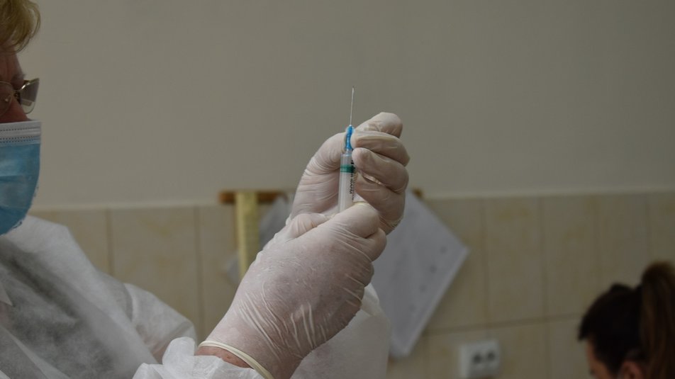 8000 доз вакцини AstraZeneca використали на Закарпатті. Наступну поставку очікують на початку червня (ВІДЕО)