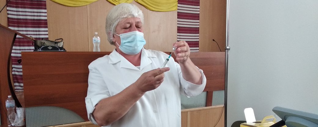 Близько 35 людей щепили в Центрі масової вакцинації в Мукачеві за півтори години з часу відкриття (ФОТО)