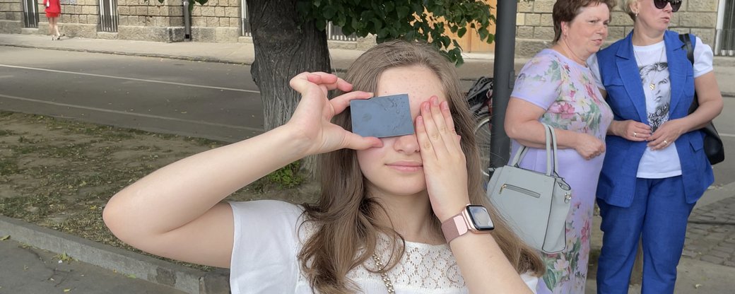 Часткове сонячне затемнення спостерігали в Ужгороді на набережній Незалежності (ФОТО, ВІДЕО)