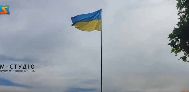 На найвищій вершині Бедевлянської громади на Тячівщині – горі Лисій встановили Державний прапор України (ВІДЕО)