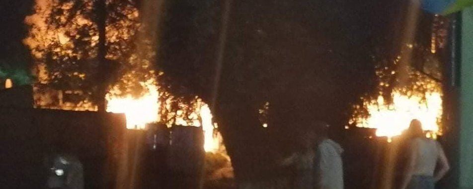 В Ужгороді на території циганського табору згоріло 7 хат (ФОТО, ВІДЕО)