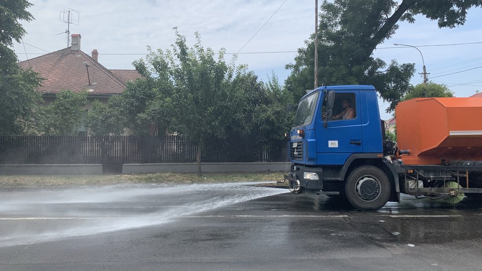 В Ужгороді двічі на день поливатимуть дороги (ФОТО, ВІДЕО)