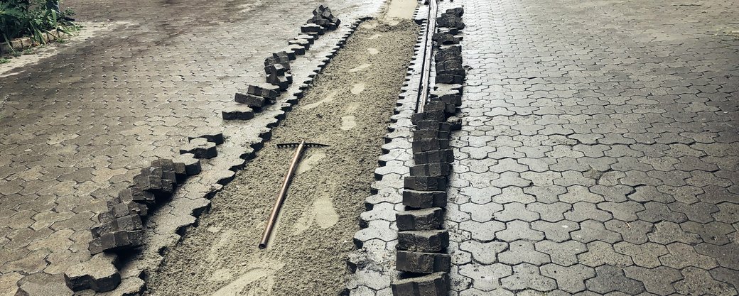 Через постійні крадіжки зливових решіток в центрі Ужгорода тимчасово встановили водостічну трубу (ФОТО)