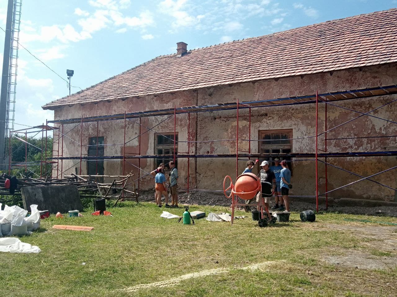 Волонтери ремонтують конюшню та гостьову кімнату в замку Сент-Міклош на Мукачівщині (ФОТО, ВІДЕО)