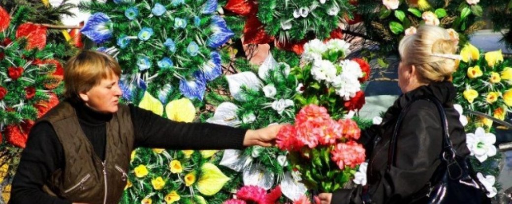 У Свалявській тергрромаді рекомендували не продавати штучні квіти, вінки та інші ритуальні товари з пластику