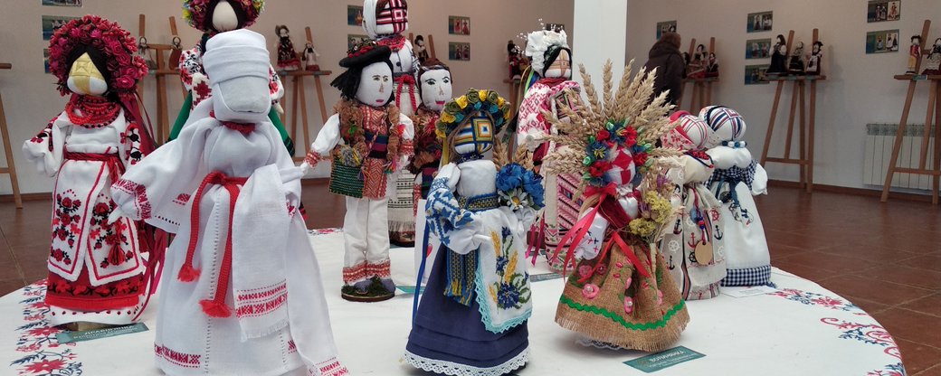 Виставку ляльок в традиційних костюмах країн світу відкрили в Ужгороді (ФОТО, ВІДЕО)