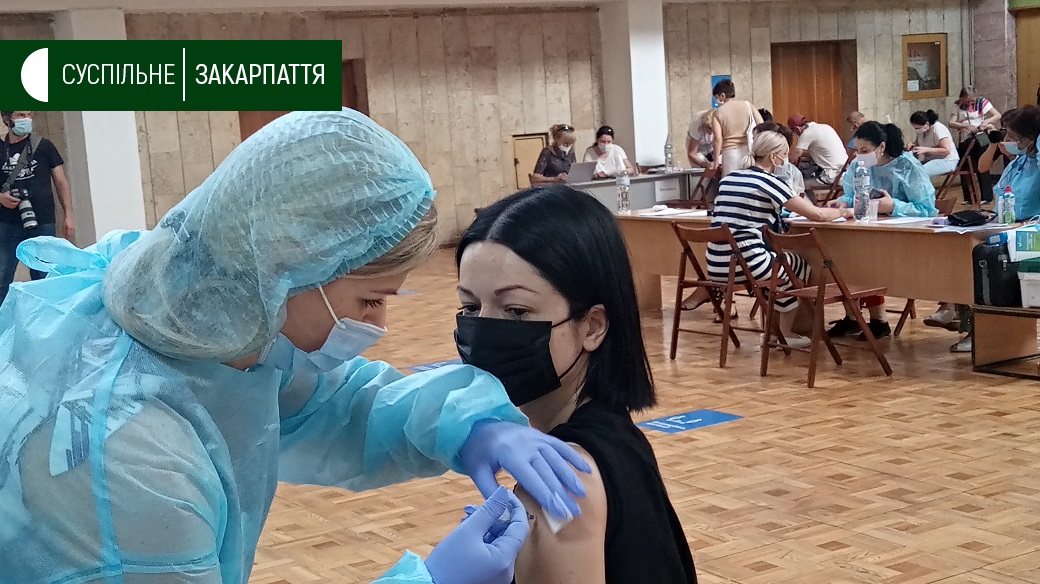 Упродовж року найбільше людей вакцинували в Ужгороді та в Мукачівській громаді (ВІДЕО)