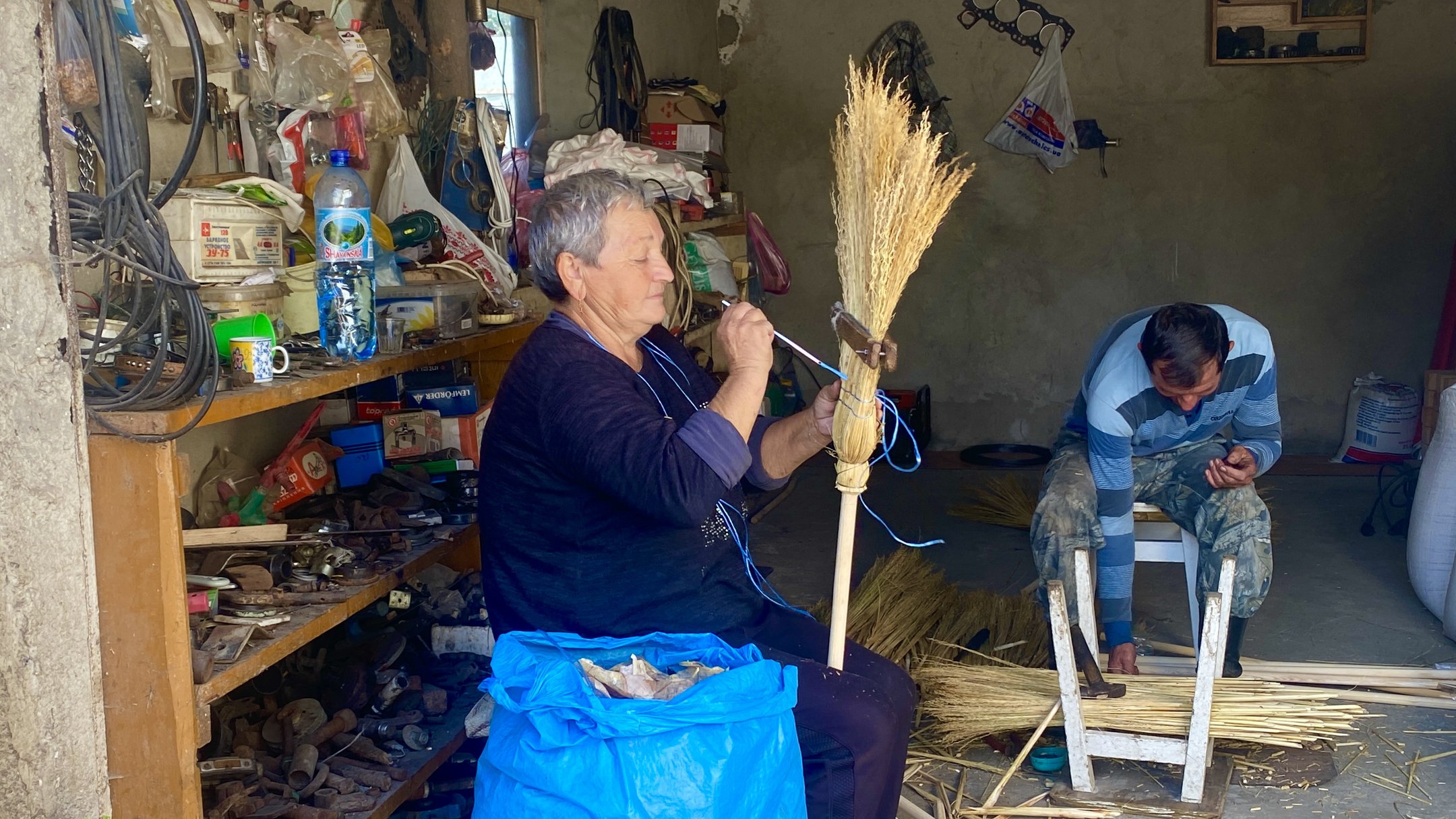 Майже 20 тисяч віників на рік виготовляють із сорго жителі села Чомонин на Закарпатті (ФОТО, ВІДЕО)