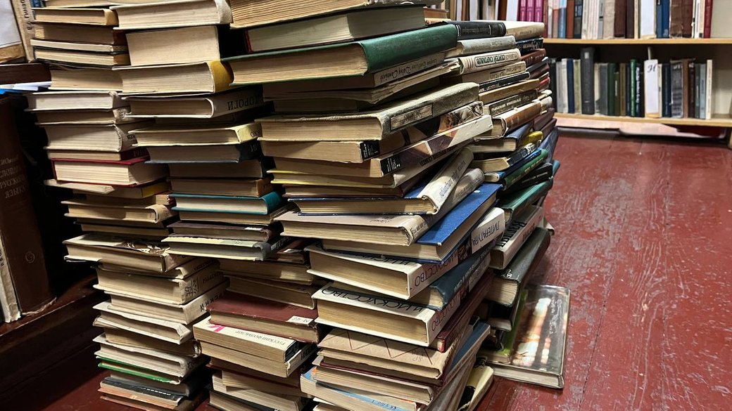 Понад 9 тисяч книг російською мовою вилучили з фондів Закарпатської універсальної наукової бібліотеки (ФОТО, ВІДЕО)