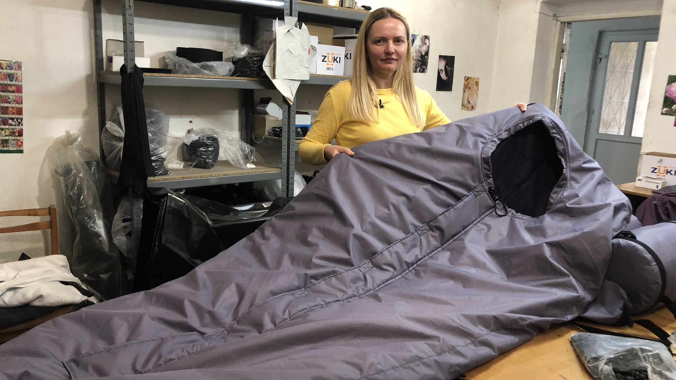 30 спальних мішків для військових у день шиє підприємство в Мукачеві (ФОТО, ВІДЕО)