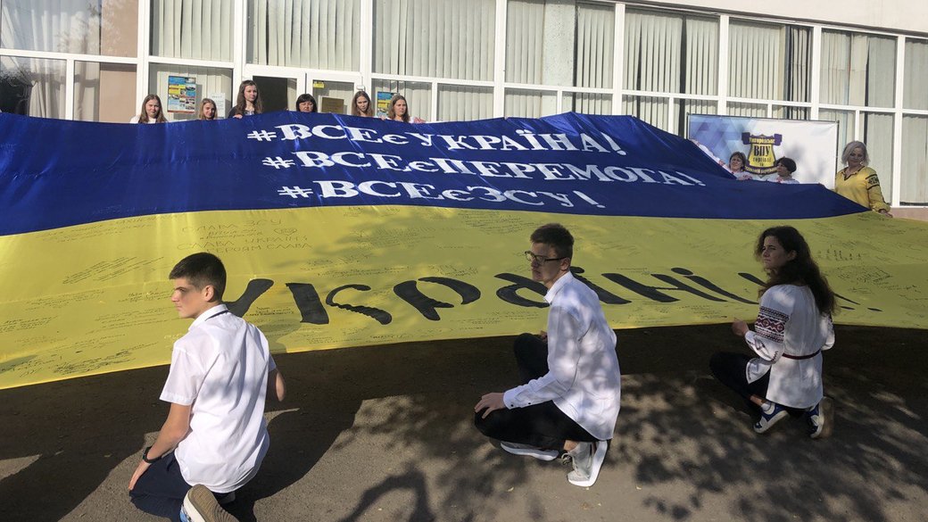 "Все є Україна": в Ужгороді учні писали побажання воїнам ЗСУ на 12-метровому прапорі (ФОТО, ВІДЕО)