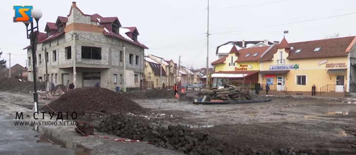У Мукачеві розпочали реконструкцію привокзальної площі (ВІДЕО)