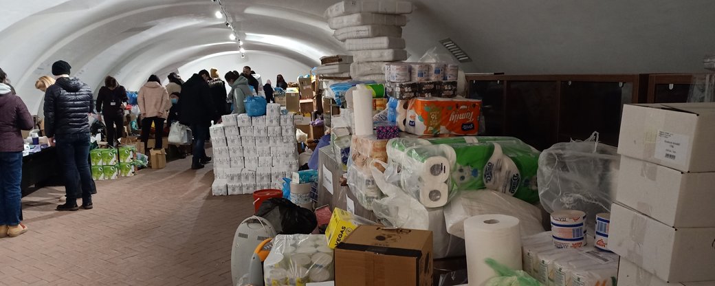Продукти та речі для ночівлі: пункт прийому гуманітарної допомоги діє в "Совиному гнізді" в Ужгороді (ВІДЕО)