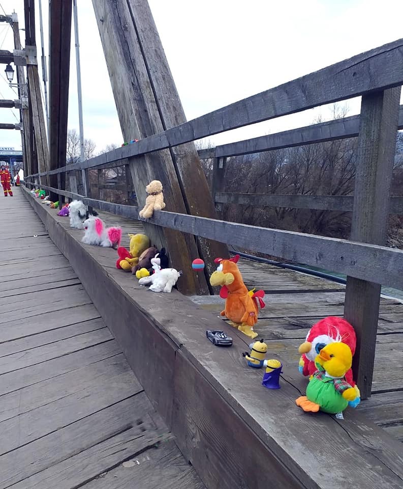 На українсько-румунському кордоні міст прикрасили іграшками для дітей (ФОТО)