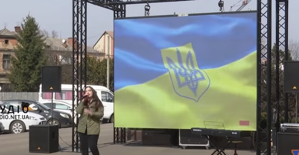 В Ужгороді на залізничному вокзалі відбувся концерт у пам’ять загиблих у війні українців (ВІДЕО)