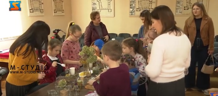 В Ужгороді для дітей переселенців провели майстер-клас з виготовлення аромокомпозицій (ВІДЕО)