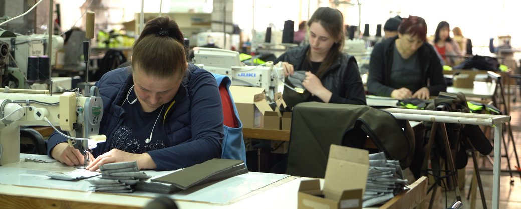 На Закарпатті швейна фабрика почала виготовляти чохли для бронежилетів та розвантажувальні жилети (ФОТО, ВІДЕО)