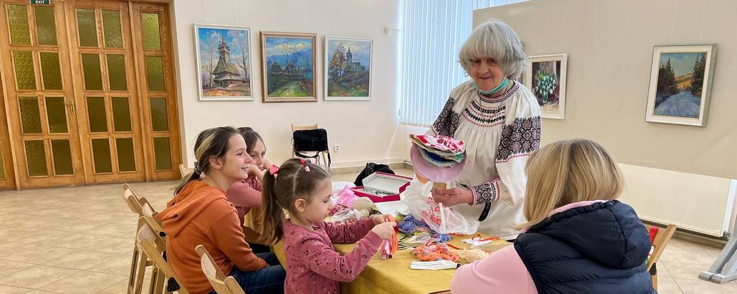 Майстер-клас із виготовлення "ляльки-мотанки" провели для дітей в Ужгороді (ФОТО, ВІДЕО)