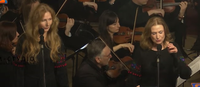 В Ужгороді відбувся концерт сестер Тельнюк у супроводі симфонічного оркестру філармонії на підтримку ЗСУ (ВІДЕО)