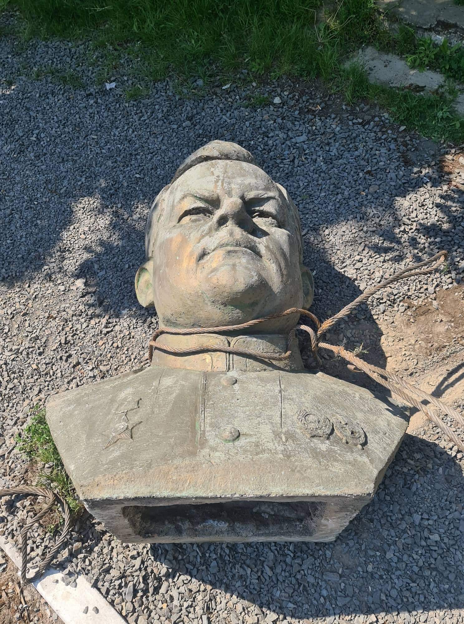 На Закарпатті демонтували погруддя радянському воєначальнику Ватутіну (ФОТО)