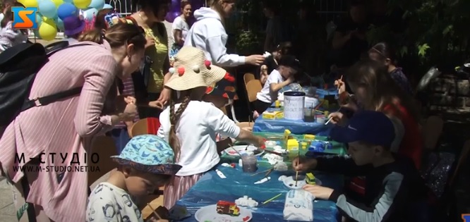 В Ужгороді творчі волонтери виготовляли з дітьми на ярмарку аксесуари на підтримку армії (ВІДЕО) 