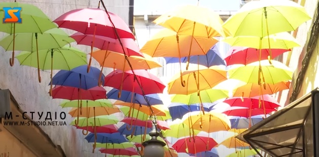 В Ужгороді оновили популярну інсталяцію – алею парасольок (ВІДЕО)