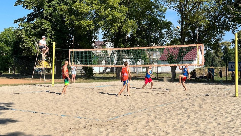 В Ужгороді проходить благодійний турнір з пляжного волейболу “Разом до перемоги” (ФОТО, ВІДЕО)