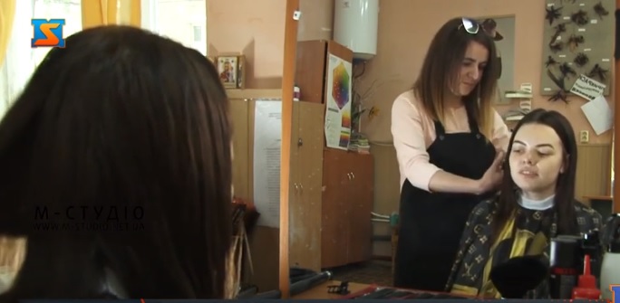 В Ужгороді перукарі безкоштовно обслуговують переселенців (ВІДЕО)