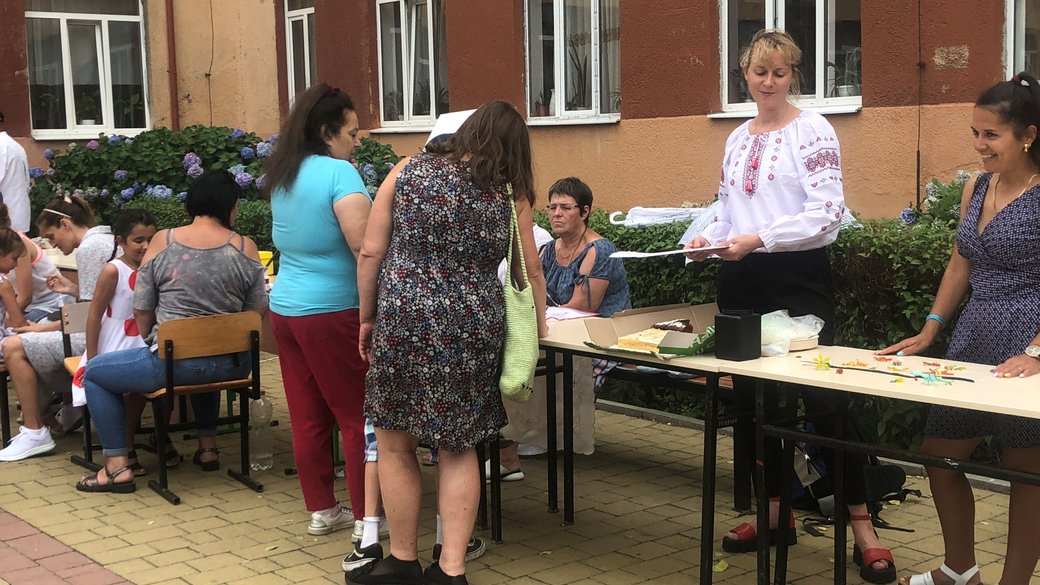 В одній із ужгородських шкіл провели благодійний ярмарок на підтримку ЗСУ (ФОТО, ВІДЕО)
