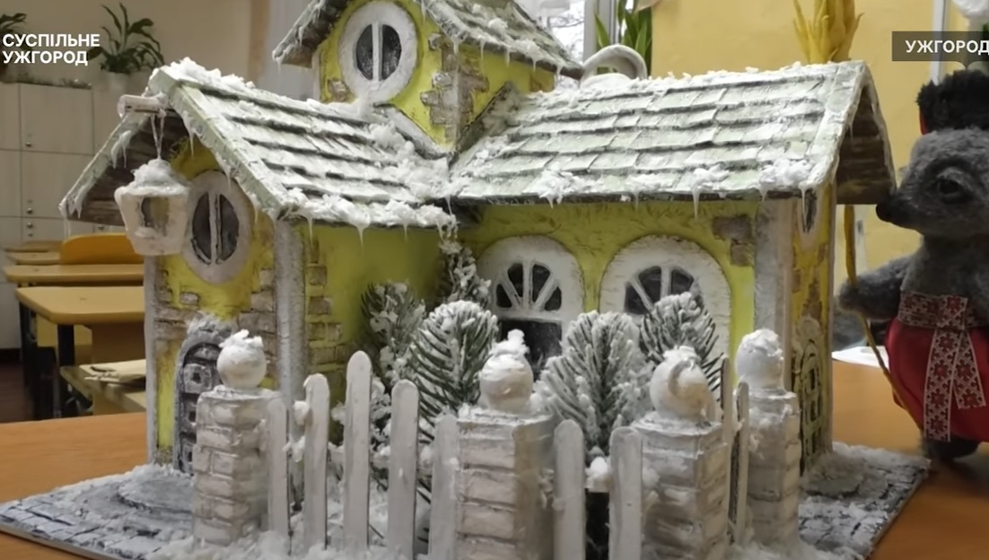 В Ужгороді майстриня з Чернігова провела майстер-клас із виготовлення різдвяного будиночка (ФОТО, ВІДЕО)