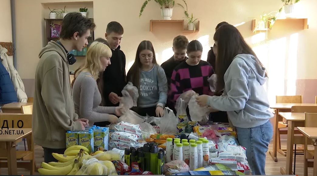 Школярі та вчителі школи у Мукачеві за кошти з благодійних акцій закупили продукти та засоби гігієни для поранених військових (ВІДЕО)
