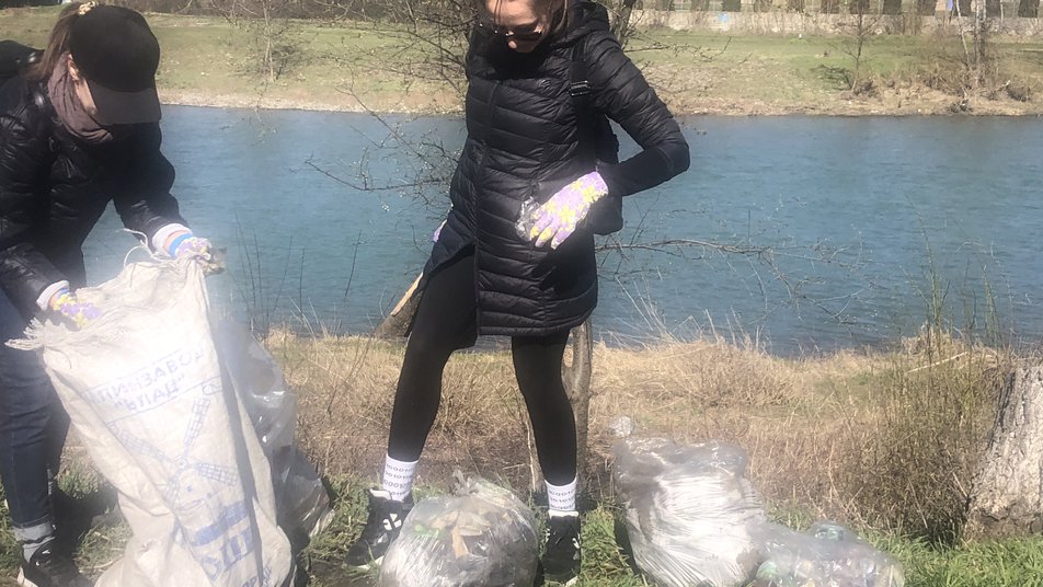 725 кг сміття зібрали з берега Ужа під час прибирання в Ужгороді (ФОТО, ВІДЕО)