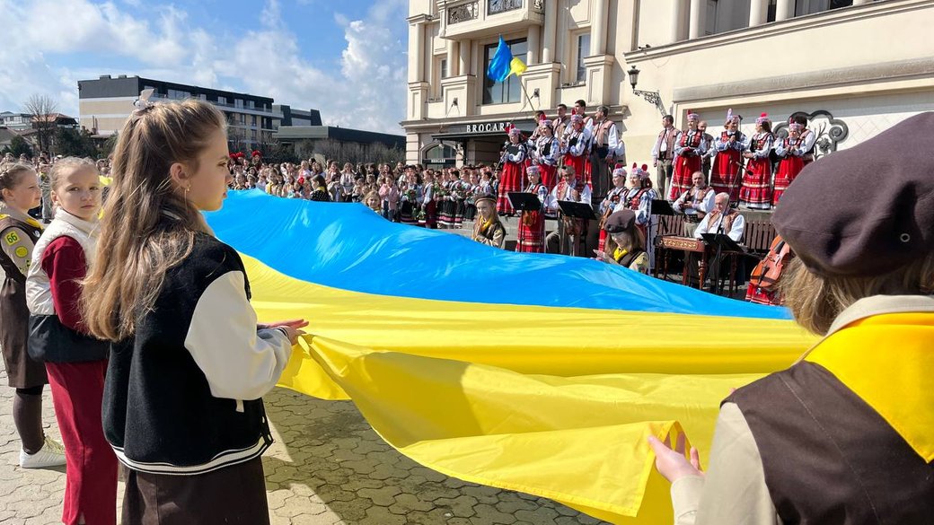 В Ужгороді розпочався міжнародний флешмоб "Хори за мир" (ФОТО)