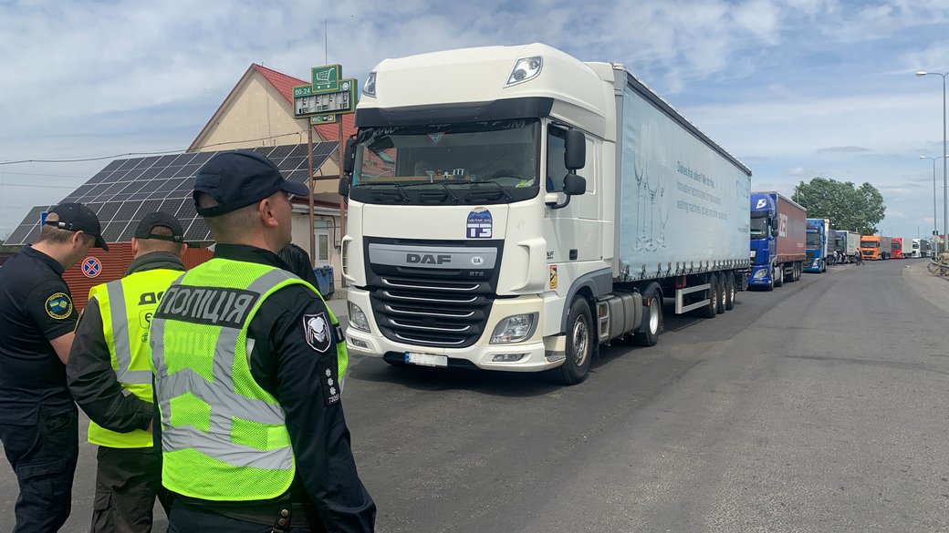 Понад 5 тисяч водіїв вантажівок скористалися послугою "Електронна черга" на Закарпатті за 5 днів роботи (ФОТО)