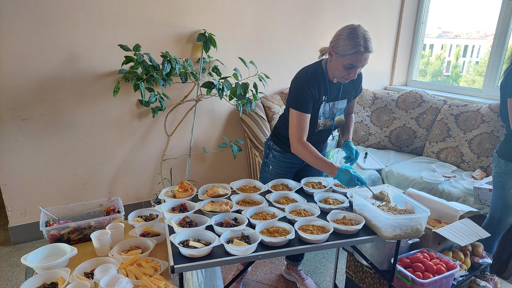 В Ужгороді волонтерки готують їжу для поранених військових, які лікуються в медзакладах (ФОТО)