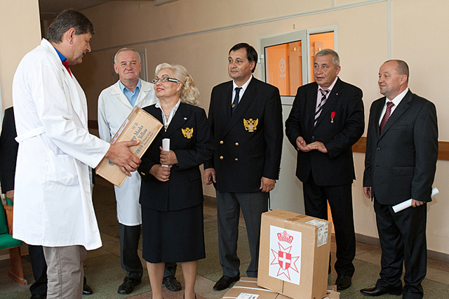 Медичне устаткування приймає завідувач кардіореанімаційного відділення УЦМКЛ Олександр Сабінін