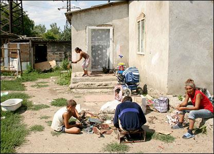 Зусиллями організації "Романа-Амаліне" прибрано циганський табір у Мукачеві