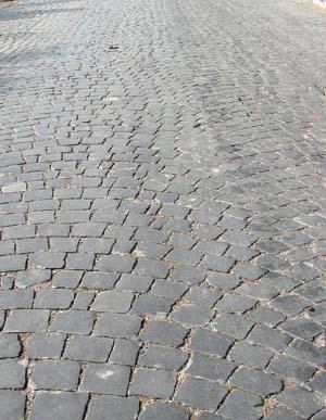 У Мукачеві асфальтове покриття вулиць міняють на бруківку