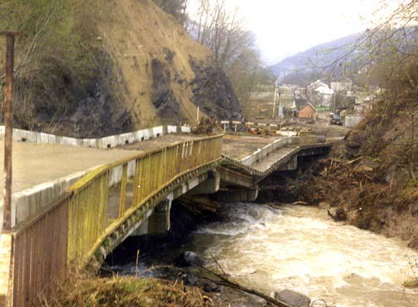 Вага  заторів та відсутність грошей на ремонт випробовують закарпатські мости
