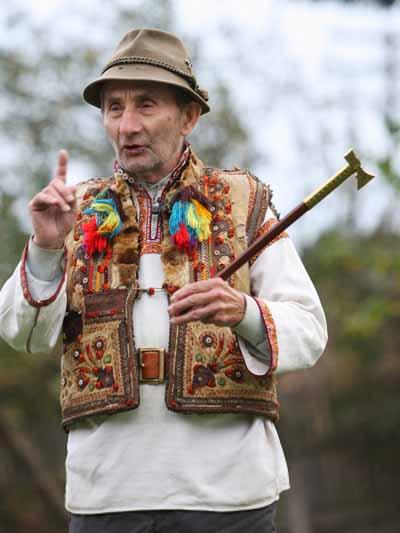 88-річний Степан  Молдавчук із Лазещини всі  свої співанки тримає у голові 