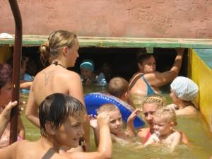 За дев’ять гривень у Мукачеві можна цілий день купатися в басейні з термальною водою