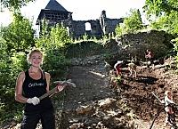 Волонтери з різних країн відновлюють закарпатський Невицький замок 