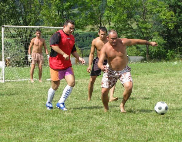 У Лавках святкували по-спортивному. Місцева футбольна  команда відзначила першу річницю