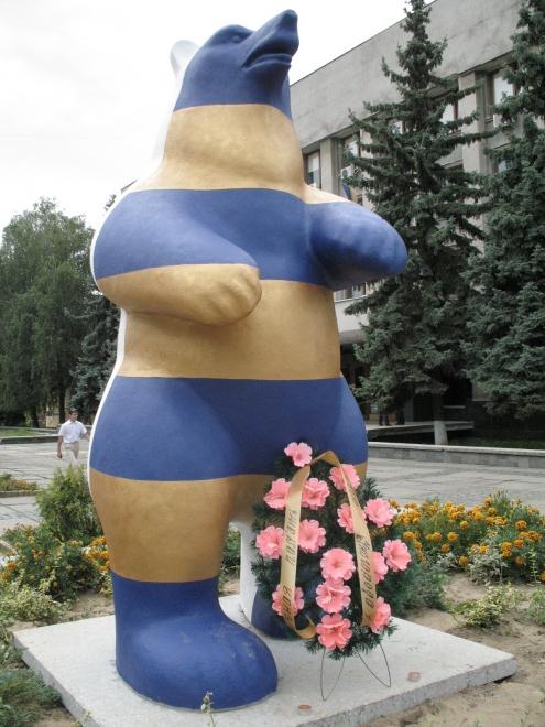 В Ужгороді на знак протесту проти архітектурного кітча поклали вінок до кольорового ведмедя (ФОТО)