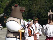 Підчас фестивалю "Гуцульська бринза" у Рахові встановили гуцульського "родича" ужгородських ведмедів (ФОТО)