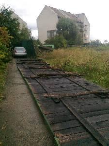 В Ужгороді огорожа будівництва впала на доріжку, де граються діти (ФОТО)
